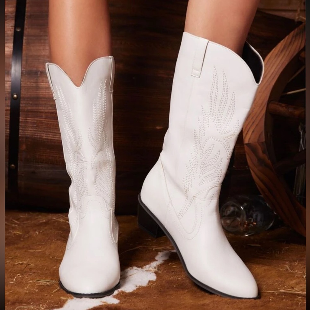 Women's White Cowboy Boots in Size 38